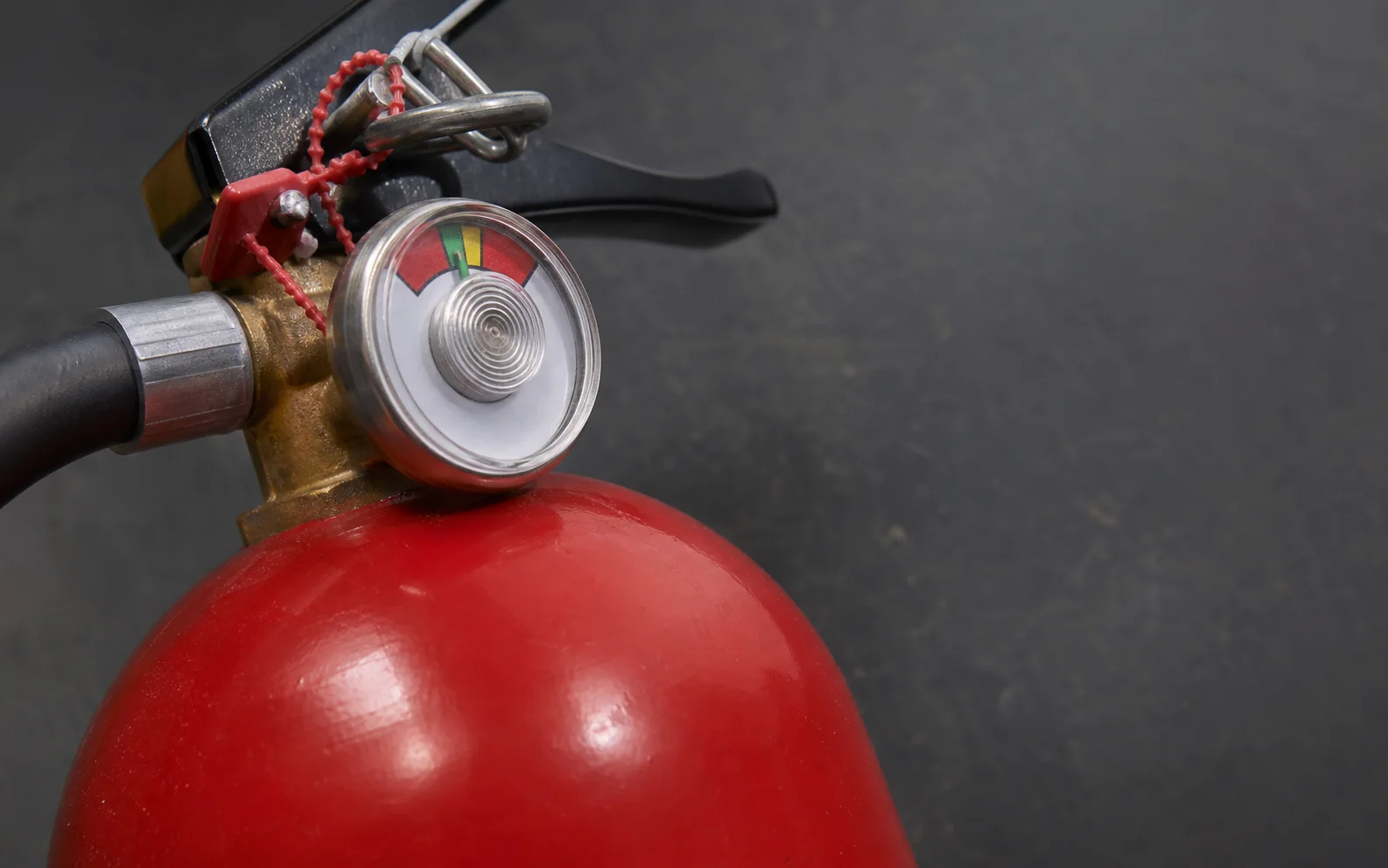 Nahaufnahme eines Feuerlöschers mit Manometer