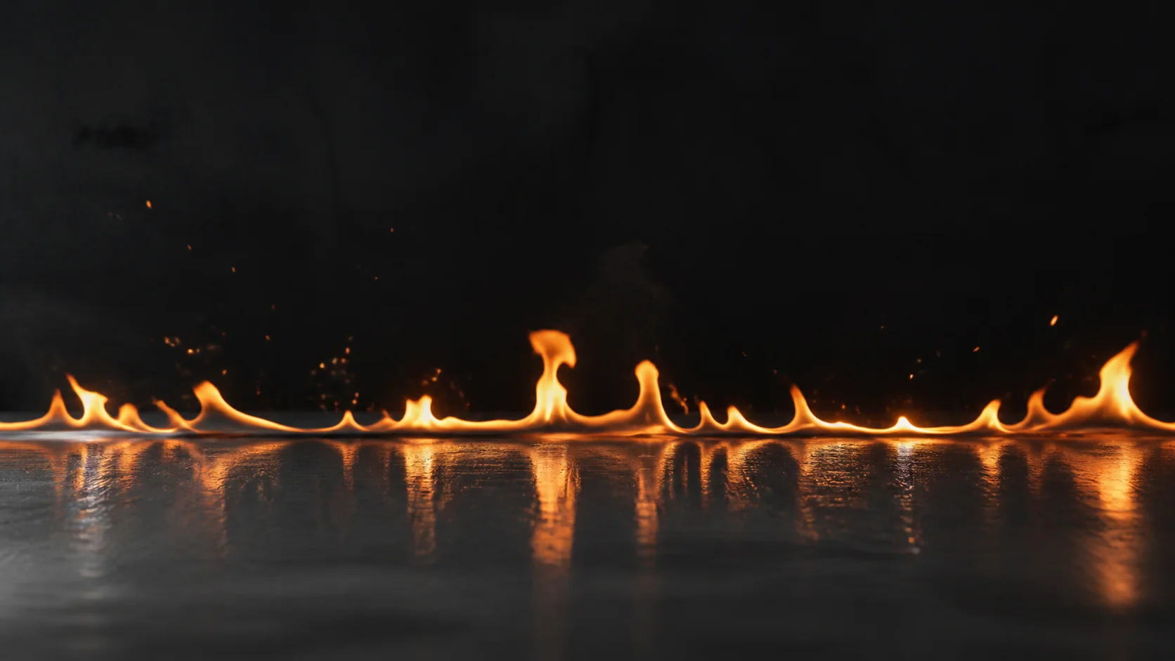 Flammen und Funken auf einer Metalloberfläche